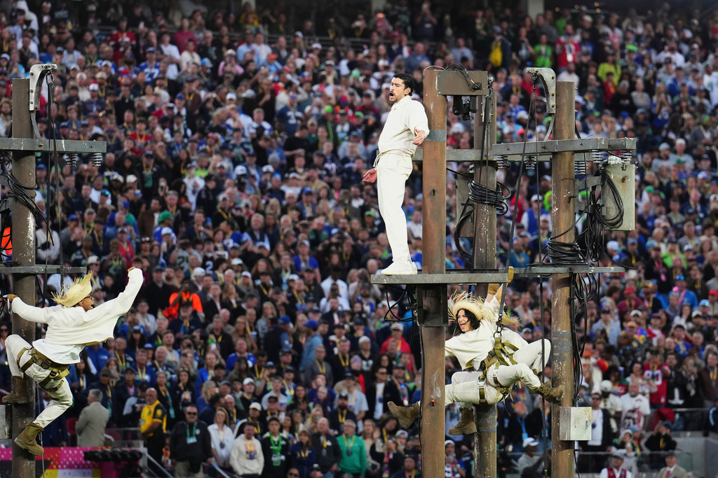 Super Bowl 2026, Bad Bunny trionfa all’halftime: le foto dello show