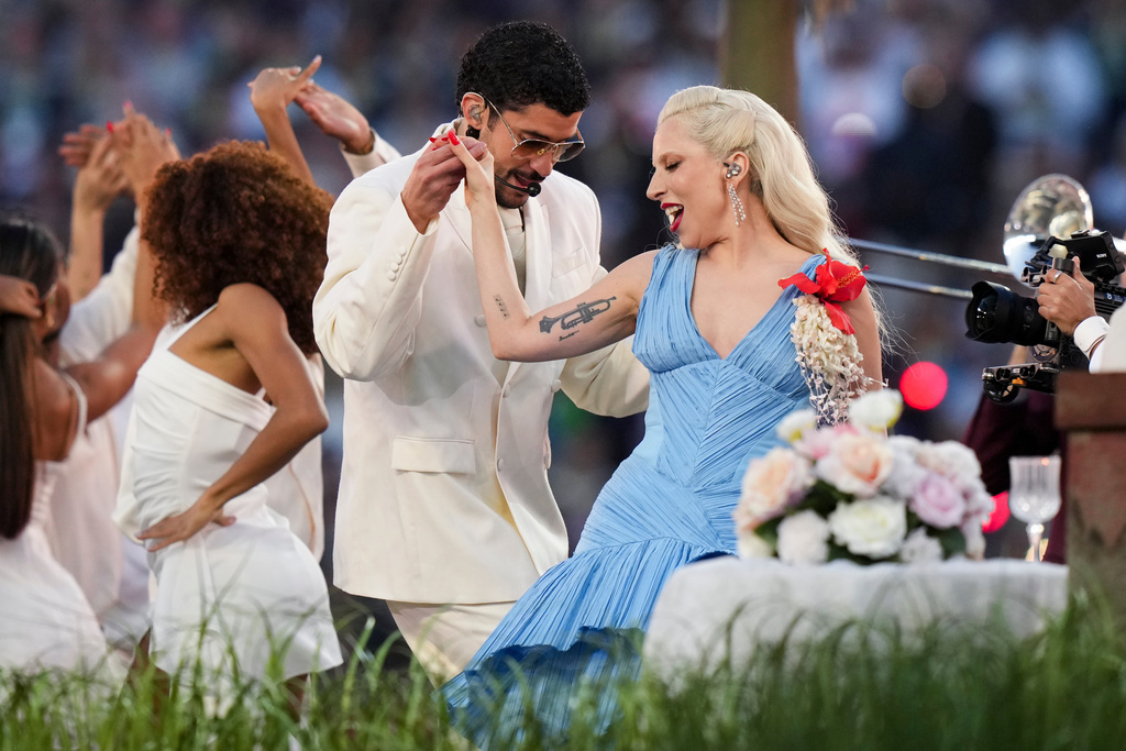 Super Bowl 2026, Bad Bunny trionfa all’halftime: le foto dello show