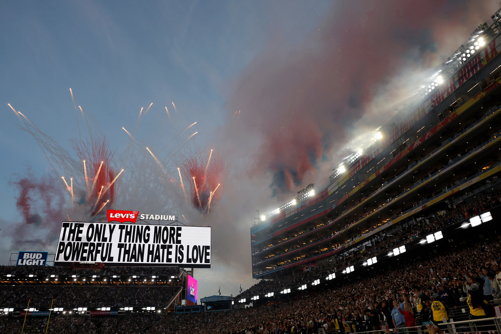 Super Bowl 2026, Bad Bunny trionfa all’halftime: le foto dello show