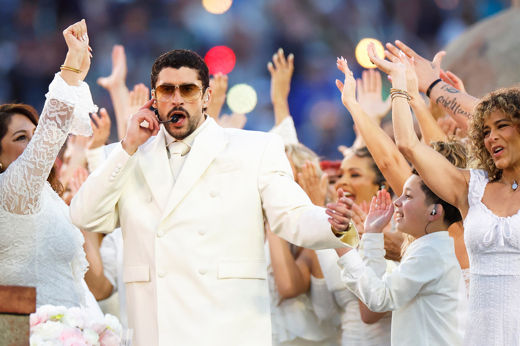 Super Bowl 2026, Bad Bunny trionfa all’halftime: le foto dello show