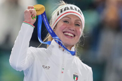 Francesca Lollobrigida alza la medaglia d'oro conquistata nei 3mila metri di pattinaggio di velocità (AP Photo/Christophe Ena