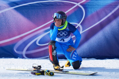 Un'incredula Lucia Dalmasso si porta le mani al viso dopo la vittoria del bronzo nel gigante parallelo di snowboard. (AP Photo/Gregory Bull)