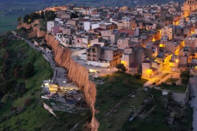 Niscemi, crolla la croce risparmiata dalla frana