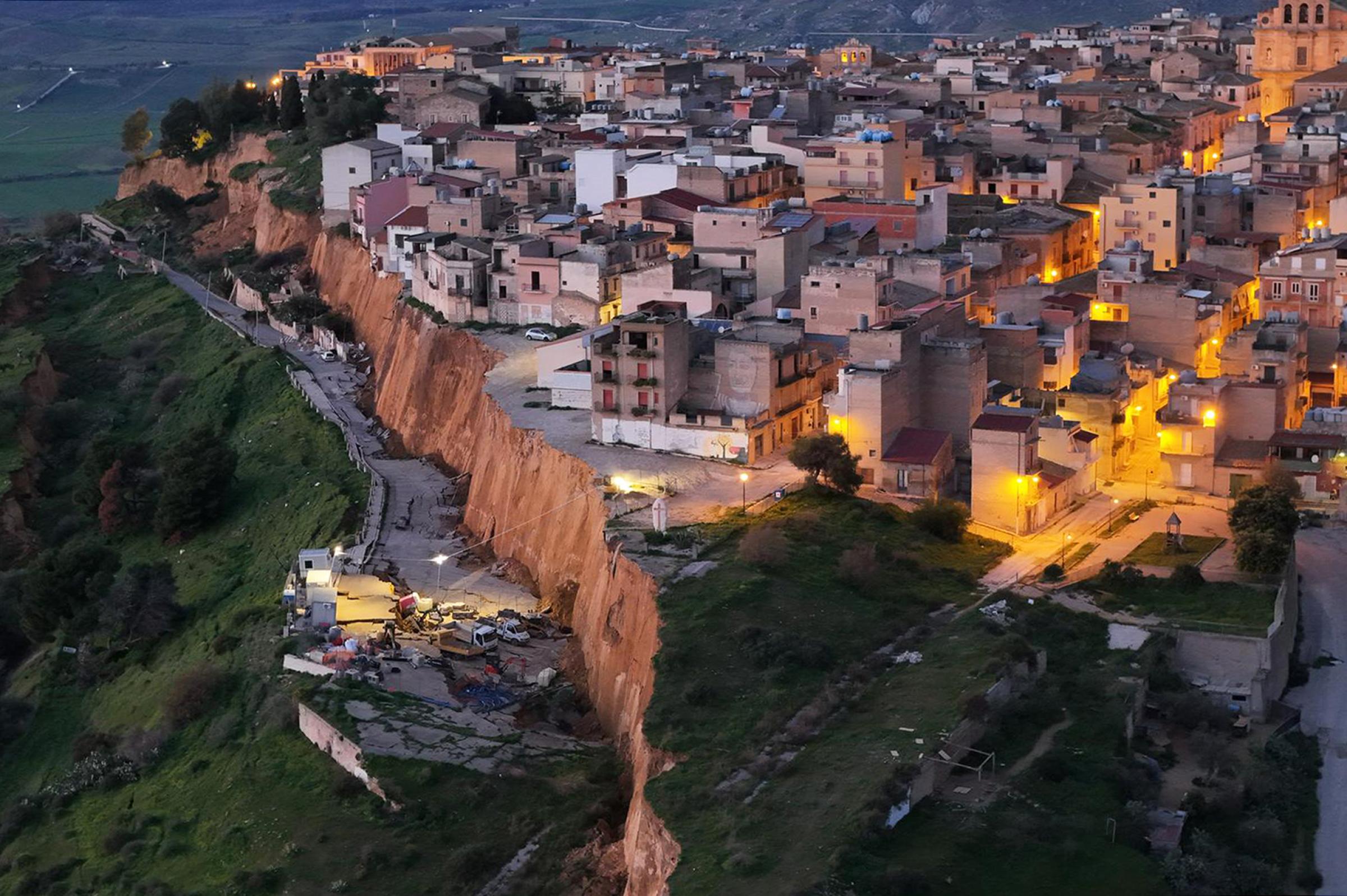 Niscemi, crolla la croce risparmiata dalla frana