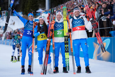 La staffetta mista del biathlon sorride dopo la vittoria dell'argento nella 4x6 km. (AP Photo/Andrew Medichini) Associate Press/ LaPresse Only Italy and Spain