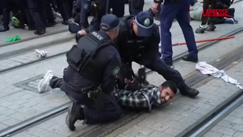 Sydney, la protesta del Palestine Action Group sfocia in scontri contro la polizia