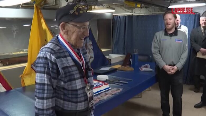 Usa, veterano della Marina festeggia il suo 100° compleanno a bordo della corazzata New Jersey