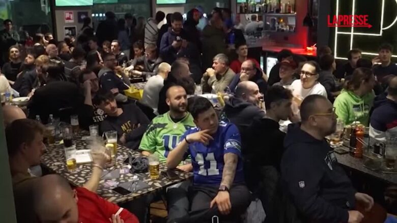 Super Bowl 2026, tifosi affollano pub a Milano per assistere alla partita