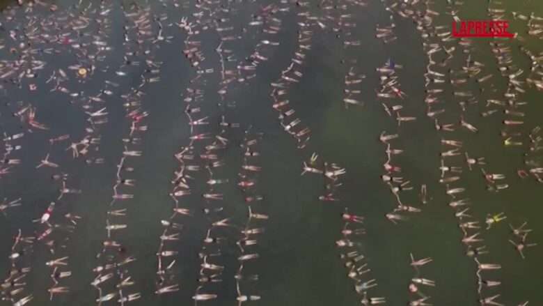 Argentina, più di 1800 persone tentano di battere il Guinness World Record di galleggiamento simultaneo