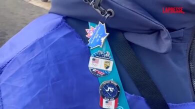 Olimpiadi 2026, tra i tifosi è corsa allo scambio di spille