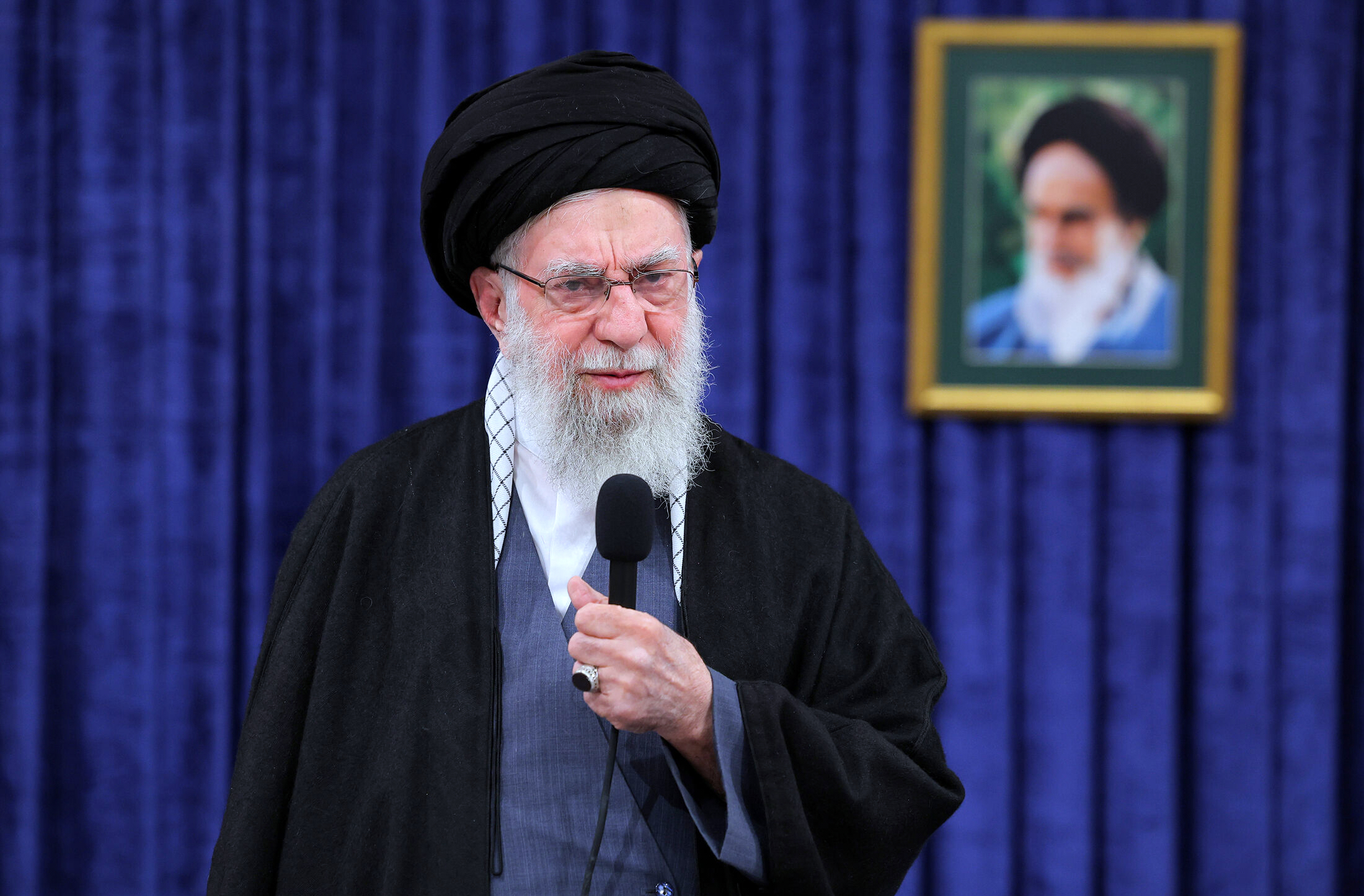 Iran, Khamenei grazia 919 prigionieri per l’anniversario della Rivoluzione Islamica