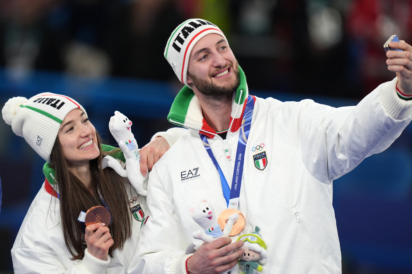 Olimpiadi 2026, oro Italia in staffetta mista short track. Bronzo nel curling con Mosaner e Constantini – La diretta Olimpiadi 2026, oro Italia in staffetta mista short track. Bronzo nel curling con Mosaner e Constantini – La diretta