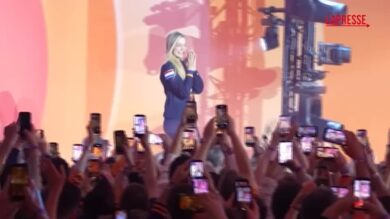 Olimpiadi 2026, Jutta Leerdam oro nei 1000 m di pattinaggio velocità: la festa coi fan a Milano