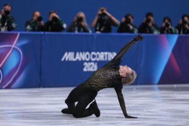 Ilia Malinin sulla pista della Milano Ice Skating Arena per la gara di pattinaggio di figura a squadre. (AP Photo/Stephanie Scarbrough)