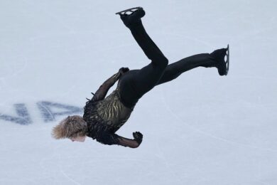 Una veduta laterale del backflip con cui Ilia Malinin ha stupito il pubblico della Milano Ice Skating Arena. (AP Photo/Natacha Pisarenko)