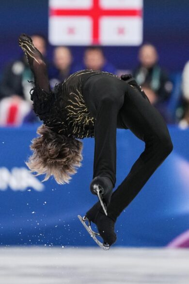 Il gesto tecnico per eccellenza di Ilia Malinin, il backflip. (AP Photo/Stephanie Scarbrough)