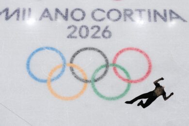 Uno scatto dall'alto del backflip di Ilia Malinin durante la gara di pattinaggio di figura a squadre. (AP Photo/Bernat Armangue)