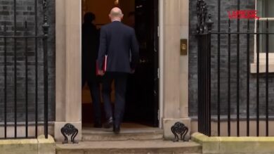Gran Bretagna, i ministri arrivano a Downing Street per riunione con Starmer in bilico