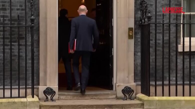 Gran Bretagna, i ministri arrivano a Downing Street per riunione con Starmer in bilico
