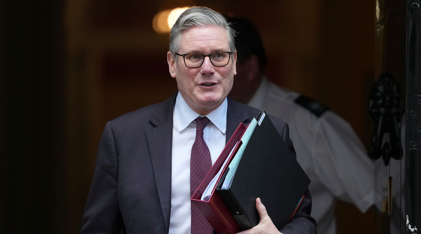 Starmer resiste, il premier britannico dopo la riunione di gabinetto: “Governo forte e unito”