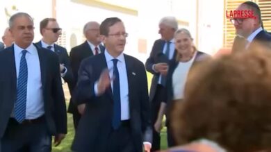 Australia, presidente israeliano Herzog pianta albero nel giardino dell'ambasciata Canberra