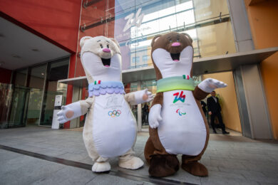 Olimpiadi 2026, Milo e Tina vincono la loro ‘medaglia’: è caccia alle mascotte delle Olimpiadi 2026