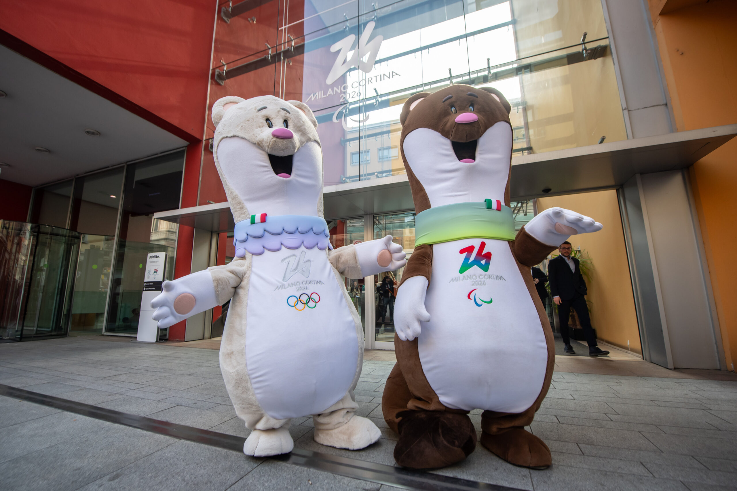Olimpiadi 2026, Milo e Tina vincono la loro ‘medaglia’: è caccia alle mascotte delle Olimpiadi 2026