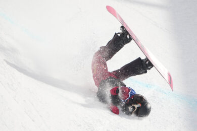 Olimpiadi 2026, brutta caduta per la cinese Liu Jiayu nell’halfpipe: portata via in barella