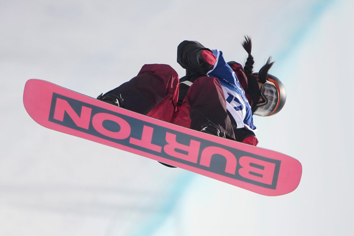 Olimpiadi 2026, brutta caduta per la cinese Liu Jiayu nell’halfpipe: portata via in barella