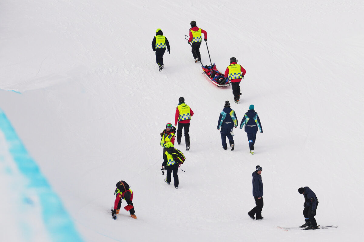 Olimpiadi 2026, brutta caduta per la cinese Liu Jiayu nell’halfpipe: portata via in barella