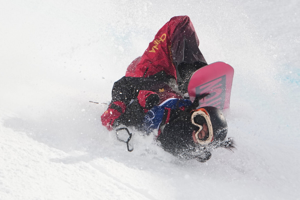 Olimpiadi 2026, brutta caduta per la cinese Liu Jiayu nell’halfpipe: portata via in barella