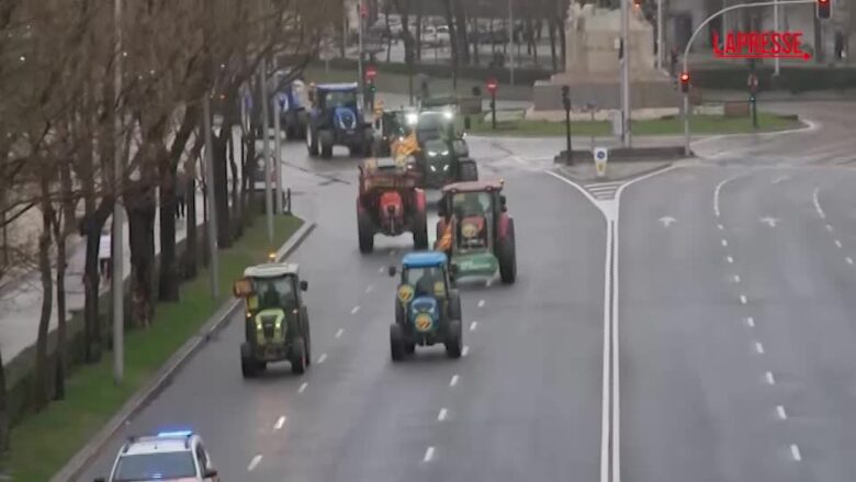 Mercosur, la protesta degli agricoltori spagnoli: centinaia di trattori a Madrid