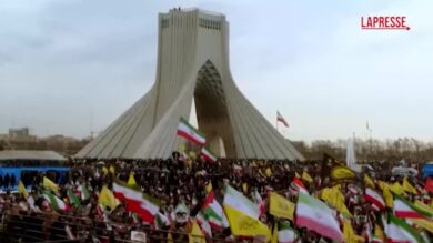L'Iran commemora la rivoluzione del 1979: la tv di Stato mostra migliaia di persone con la foto di Khamenei