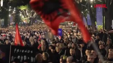 Albania, scontri tra manifestanti e polizia a Tirana: il momento in cui le molotov esplodono tra gli agenti
