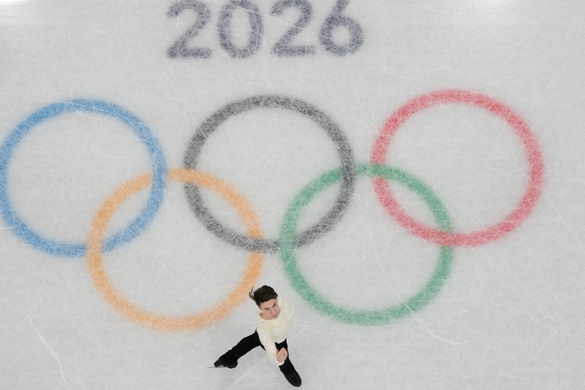 Olimpiadi 2026, Maxim Naumov e la foto dei genitori morti in un disastro aereo