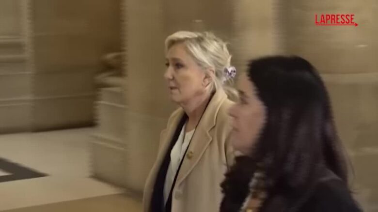 Francia, Le Pen arriva alla corte d'appello di Parigi per l'ultimo giorno del processo sul caso fondi Ue