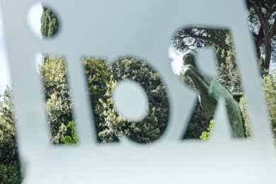 Olimpiadi 2026, via i genitali da Uomo Vitruviano. La Rai: “Polemiche pretestuose, la sigla è internazionale”