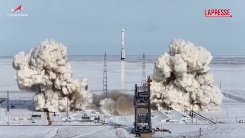 Russia, lanciato con successo in orbita veicolo spaziale con satellite