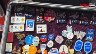 Milano-Cortina, è “pin mania”: centinaia in coda per scambiare le iconiche spillette