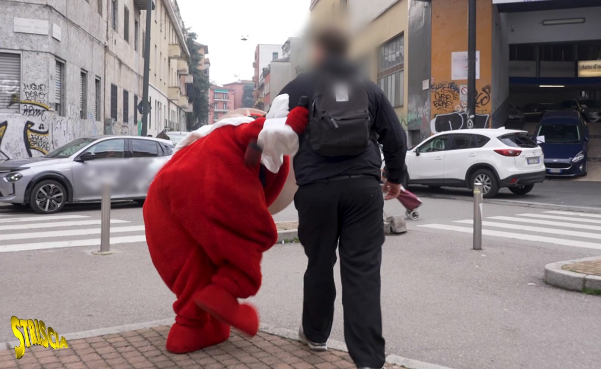 Il Gabibbo di Striscia la Notizia aggredito a Milano, è la prima volta