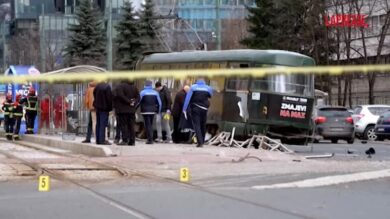 Bosnia, a Sarajevo un tram deraglia e investe la folla a una fermata: un morto