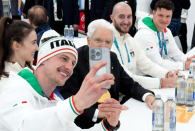 Mattarella a Cortina, il pranzo con gli atleti al Villaggio Olimpico: le foto