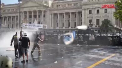 Argentina, scontri davanti al Congresso sulla riforma del lavoro di Milei