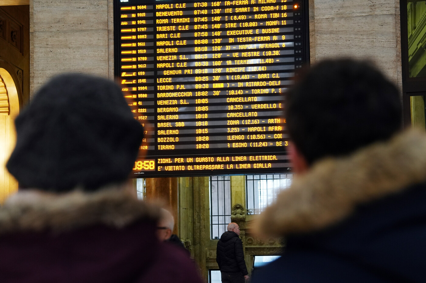milano convoglio guasto in stazione centrale ritardi fino a 100 minuti da Lapresse.it milano convoglio guasto in stazione centrale ritardi fino a 100 minuti