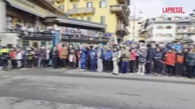 Olimpiadi 2026, folla a Cortina per l'arrivo di Mattarella a Casa Italia