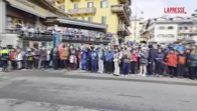 Olimpiadi 2026, folla a Cortina per l'arrivo di Mattarella a Casa Italia