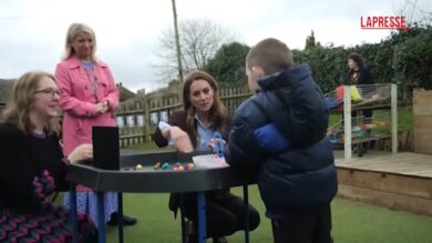Regno Unito, la principessa Kate visita una scuola e si intrattiene con i piccoli alunni