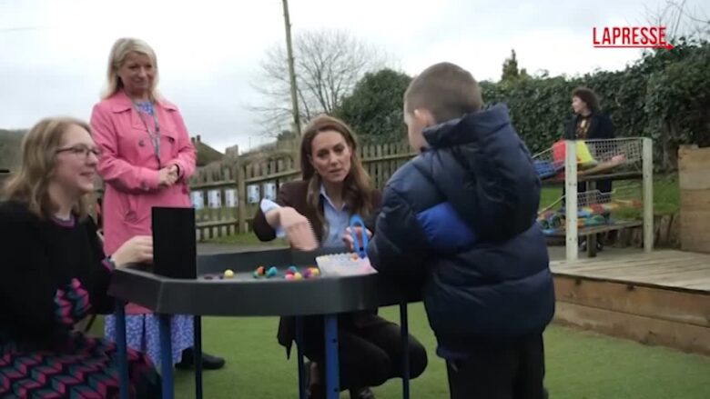 Regno Unito, la principessa Kate visita una scuola e si intrattiene con i piccoli alunni