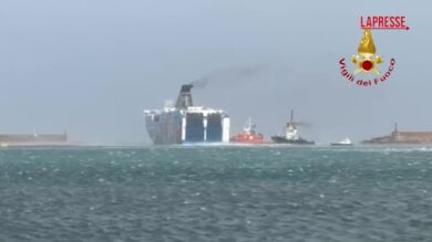 Maltempo Sardegna, traghetto in difficoltà a Porto Torres per la mareggiata: la nave rompe gli ormeggi