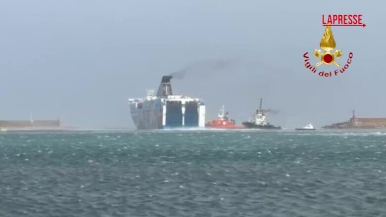 Maltempo Sardegna, traghetto in difficoltà a Porto Torres per la mareggiata: la nave rompe gli ormeggi